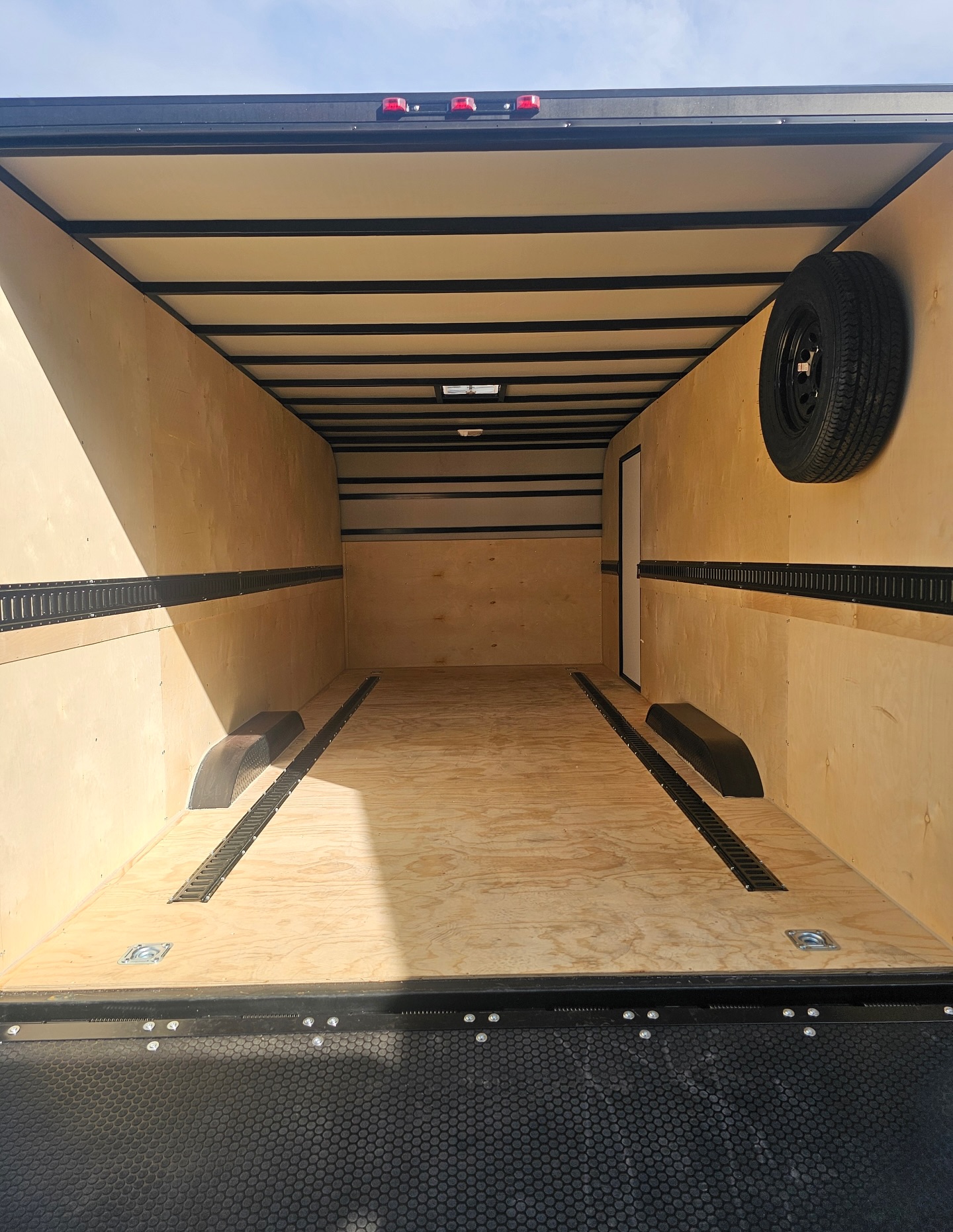 20' Enclosed Trailer thumbnail 4