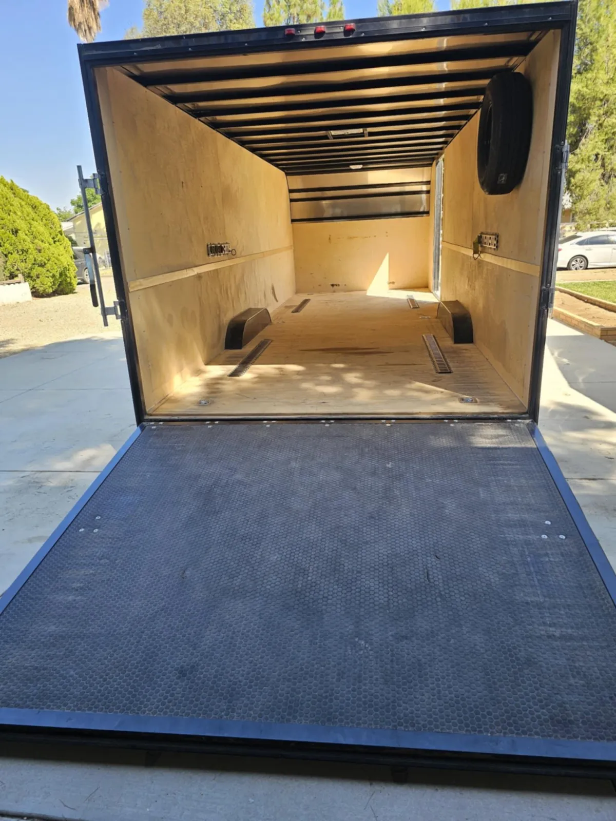 24' Enclosed Trailer thumbnail 3
