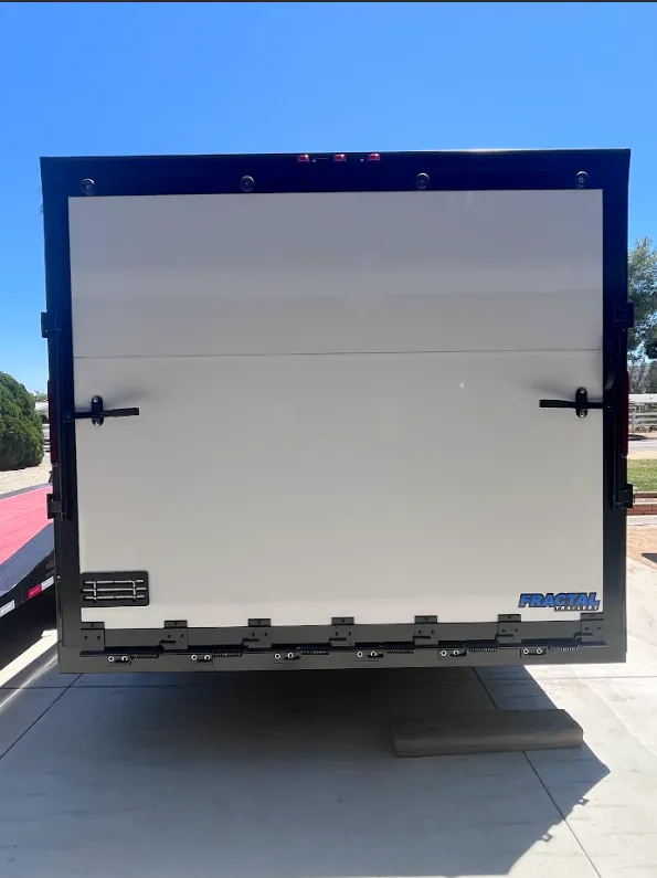 24' Enclosed Trailer thumbnail 2