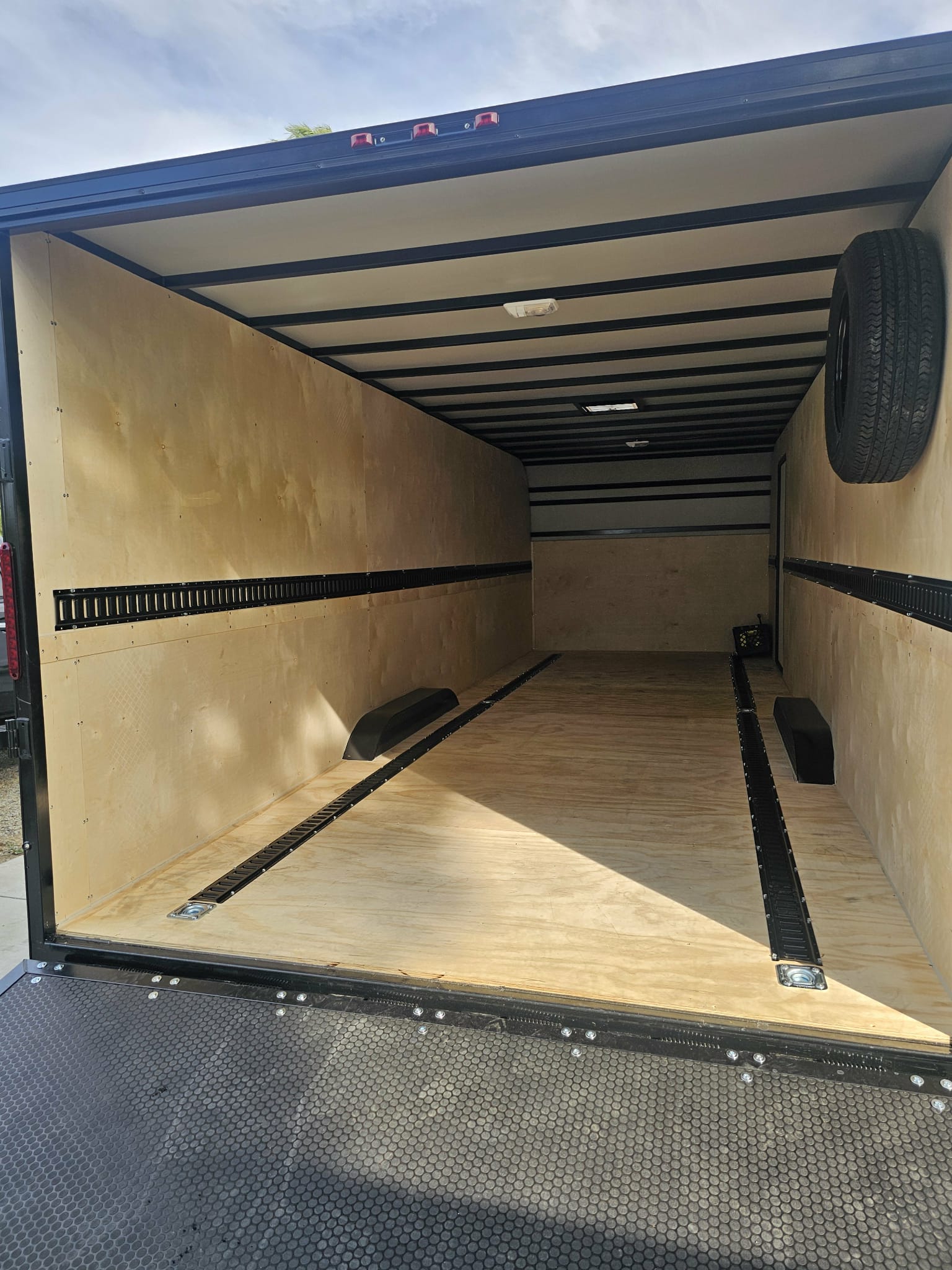 24' Enclosed Trailer thumbnail 5