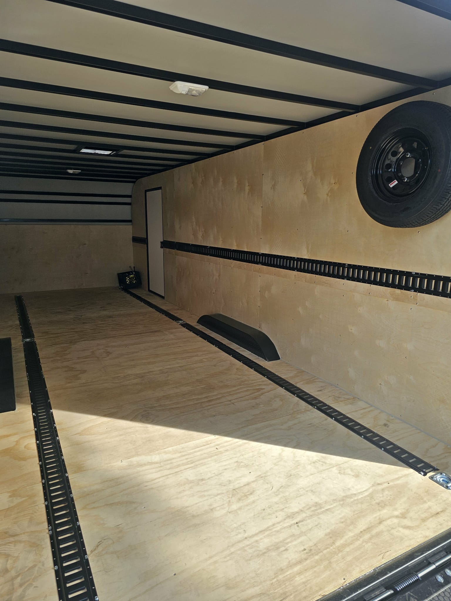 24' Enclosed Trailer thumbnail 6